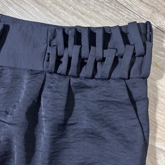 BCBG Maxazria black faux silk shorts sz 6 - Picture 2 of 9